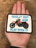 モーターサイクルとTake It Out And Play With It(それを取り出し、それで遊びます)のメッセージが書かれた70’s〜ヴィンテージ刺繡パッチ