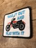 モーターサイクルとTake It Out And Play With It(それを取り出し、それで遊びます)のメッセージが書かれた70’s〜ヴィンテージ刺繡パッチ