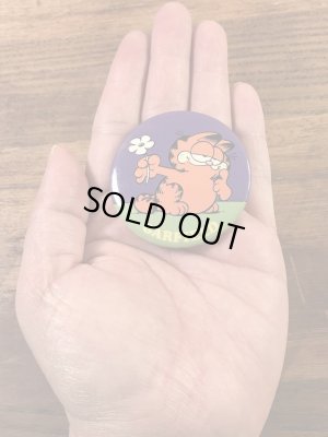 花を持っているガーフィールドが描かれた80’sヴィンテージ缶バッチ