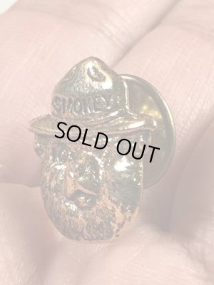 企業キャラクターのスモーキーベアの90’s〜ヴィンテージピンズ