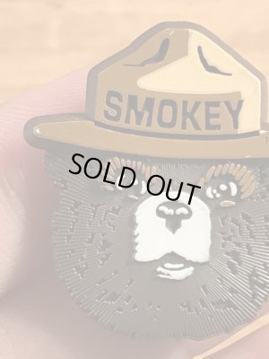 企業キャラクターのスモーキーベアの90’s〜ヴィンテージピンズ