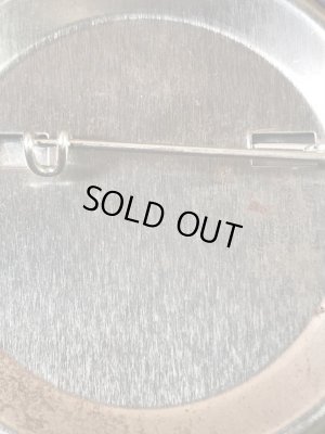 花を持っているガーフィールドが描かれた80’sヴィンテージ缶バッチ