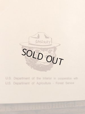 アドバタイジングキャラクターのスモーキーベアの80年代ビンテージジュニアレンジャーハンドブック