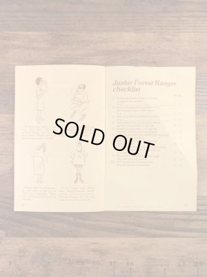 アドバタイジングキャラクターのスモーキーベアの80年代ビンテージジュニアレンジャーハンドブック