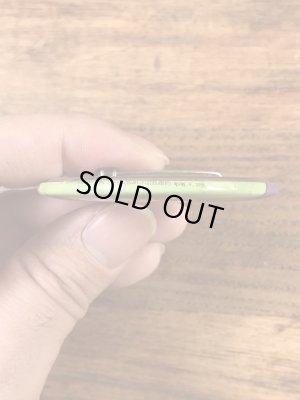 花を持っているガーフィールドが描かれた80’sヴィンテージ缶バッチ