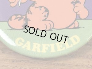 花を持っているガーフィールドが描かれた80’sヴィンテージ缶バッチ