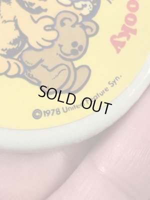 ガーフィールドと親友のクマのぬいぐるみプーキーが描かれた80’sヴィンテージ缶バッチ