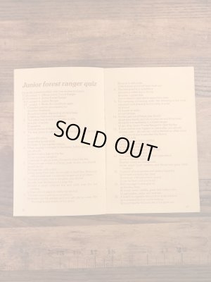 アドバタイジングキャラクターのスモーキーベアの80年代ビンテージジュニアレンジャーハンドブック