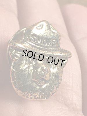 アドバタイジングキャラクターのスモーキーベアの90年代〜ビンテージピンバッジ