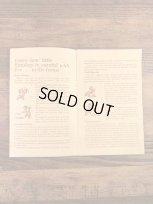 アドバタイジングキャラクターのスモーキーベアの80年代ビンテージジュニアレンジャーハンドブック