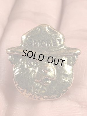 企業キャラクターのスモーキーベアの90’s〜ヴィンテージピンズ