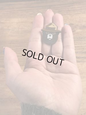 アドバタイジングキャラクターのスモーキーベアの90年代〜ビンテージピンバッジ