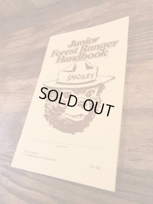 アドバタイジングキャラクターのスモーキーベアの80年代ビンテージジュニアレンジャーハンドブック
