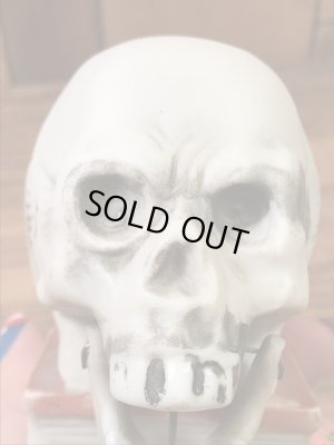 スカルオンブックの陶器製の50年代ビンテージマッチホルダー