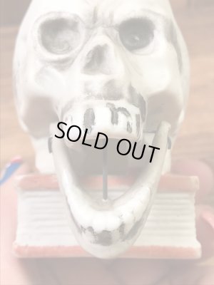 顎がゆらゆら揺れるスカルオンブックの50’sヴィンテージマッチホルダー