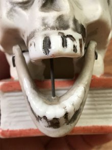 他の写真1: Skull On Book Ceramic Nodder Match Holder　スカルオンブック　ビンテージ　マッチホルダー　顎揺れ　50年代