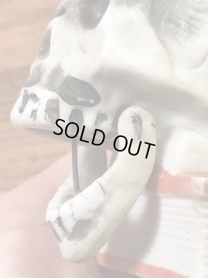 顎がゆらゆら揺れるスカルオンブックの50’sヴィンテージマッチホルダー