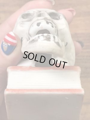 スカルオンブックの陶器製の50年代ビンテージマッチホルダー