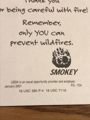 企業キャラクターのスモーキーベアのヴィンテージポストカード