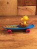 ピーナッツキャラクターのスヌーピーのビンテージスケートボードトイセット