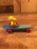 スヌーピーのキャラクターのウッドストックのビンテージスケートボードフィギュア