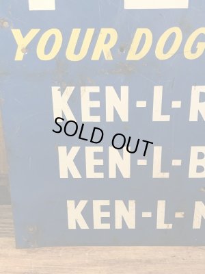 企業キャラクターのケネルレーションの50年代ビンテージ看板