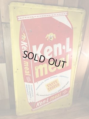 企業キャラクターのケネルレーションの50年代ビンテージ看板