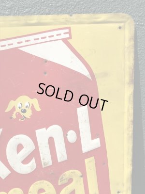 企業キャラクターのケネルレーションの50年代ビンテージ看板