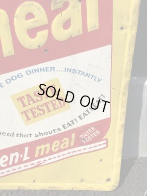 企業キャラクターのケネルレーションの50年代ビンテージ看板