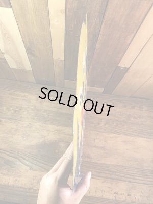 企業キャラクターのケネルレーションの50年代ビンテージ看板