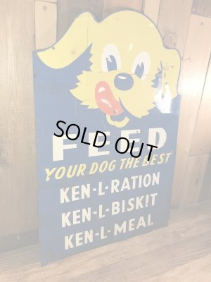 企業キャラクターのケネルレーションの50年代ビンテージ看板