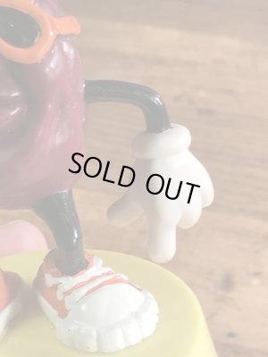 企業キャラクターのカリフォルニアレーズンの80年代ビンテージ台付きPVCフィギュア