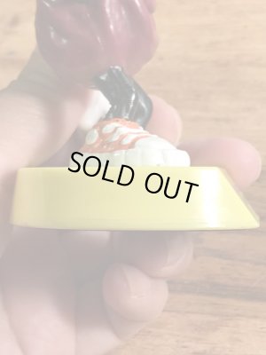 企業キャラクターのカリフォルニアレーズンの80年代ビンテージ台付きPVCフィギュア