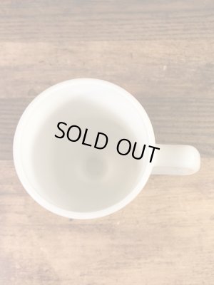 ルーニーテューンズのバッグスバニーの70年代ビンテージミルクガラスマグカップ