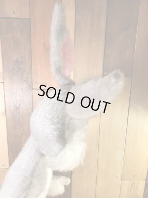 ルーニーテューンズのバッグスバニーの70年代ビンテージ縫いぐるみ