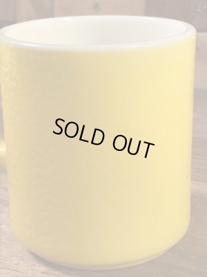 スマイルのミルクガラス製の70年代ビンテージマグカップ