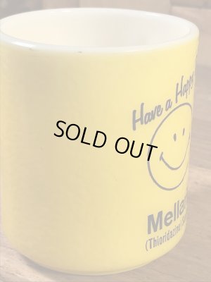 スマイルのミルクガラス製の70年代ビンテージマグカップ