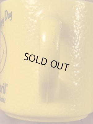 スマイルのミルクガラス製の70年代ビンテージマグカップ