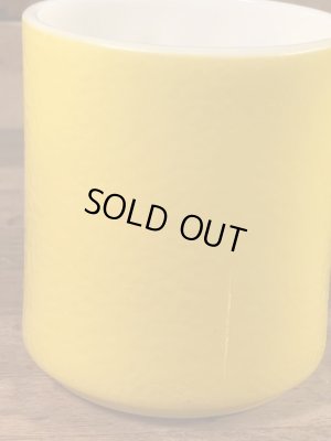 スマイルのミルクガラス製の70年代ビンテージマグカップ