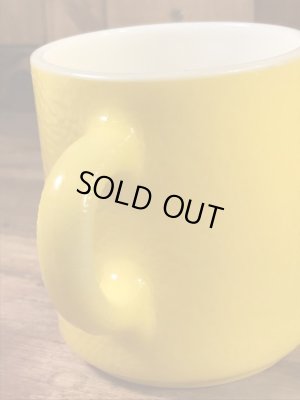 スマイルのミルクガラス製の70年代ビンテージマグカップ