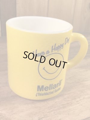 スマイルのミルクガラス製の70年代ビンテージマグカップ