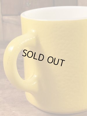 スマイルのミルクガラス製の70年代ビンテージマグカップ