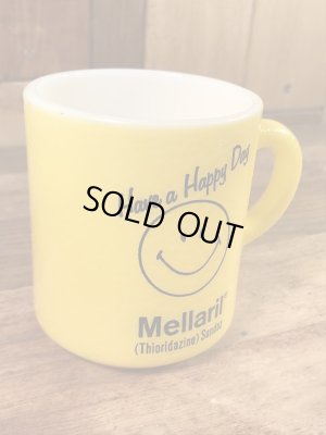 スマイルのミルクガラス製の70年代ビンテージマグカップ