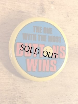 “The One With The Most Buttons Wins”と書かれたスマイルの80年代ビンテージ缶バッジ