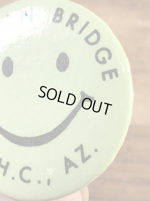 “London Bridge L.H.C.,AZ.”と書かれたスマイルフェイスの70’sヴィンテージ缶バッチ