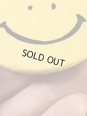 スマイルフェイスのブリキ製の70’sヴィンテージ缶バッチ