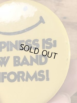 “Happiness Is New Band Uniforms!”と書かれたスマイルフェイスの70’sヴィンテージ缶バッチ