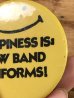 “Happiness Is New Band Uniforms!”と書かれたスマイルフェイスの70’sヴィンテージ缶バッチ