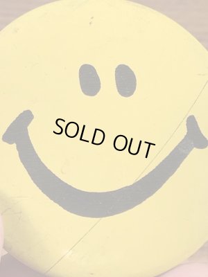 スマイルのブリキ製の70年代ビンテージ缶バッジ