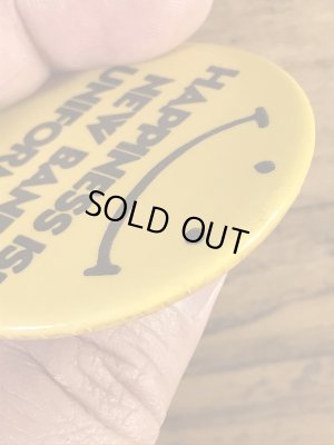 “Happiness Is New Band Uniforms!”と書かれたスマイルの70年代ビンテージ缶バッジ